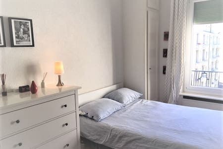 Bright, spacious city-centre apartment with lake view