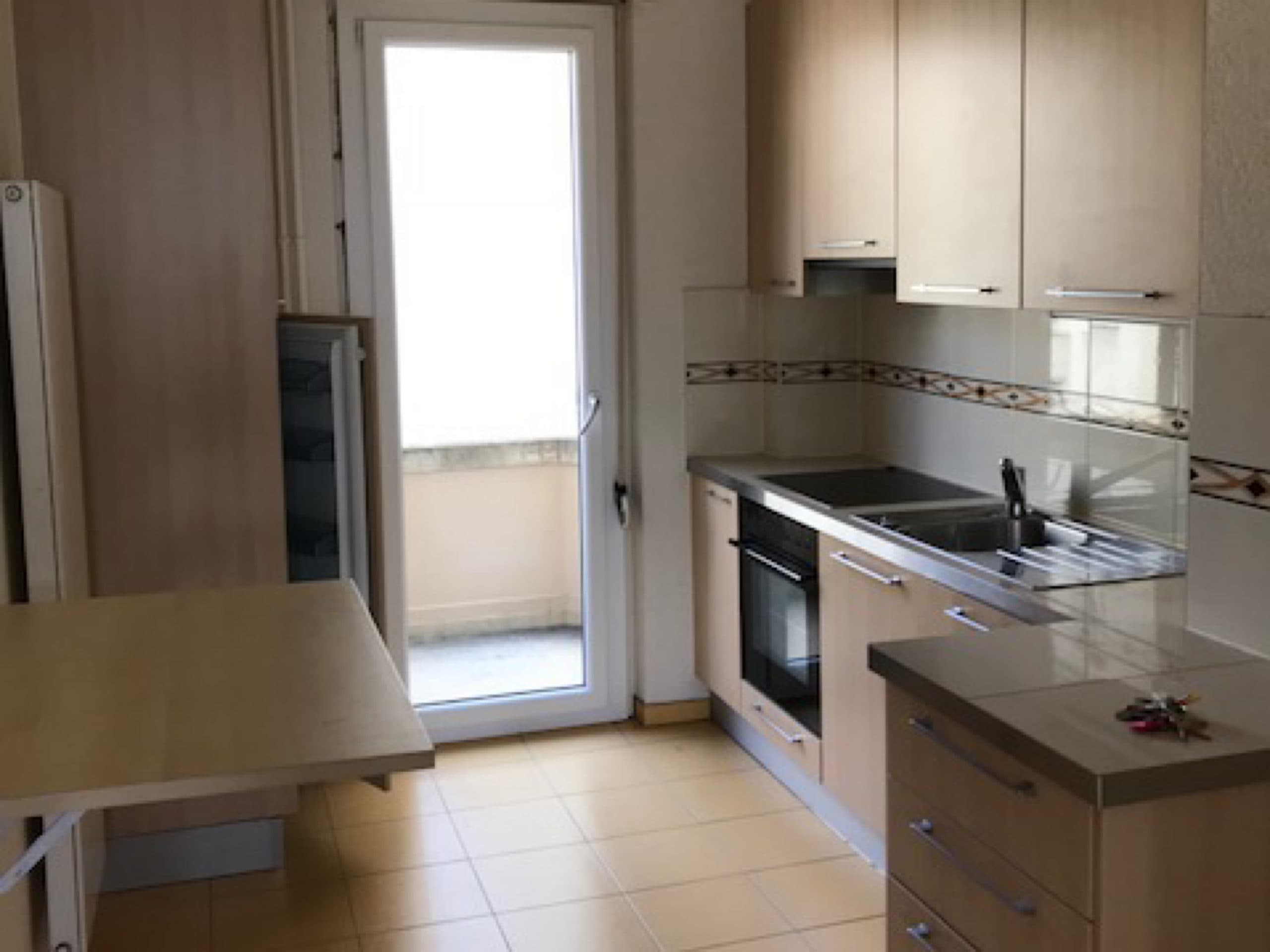 Spacious furnished apartment — central