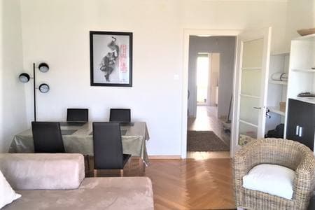 Bright, spacious city-centre apartment with lake view