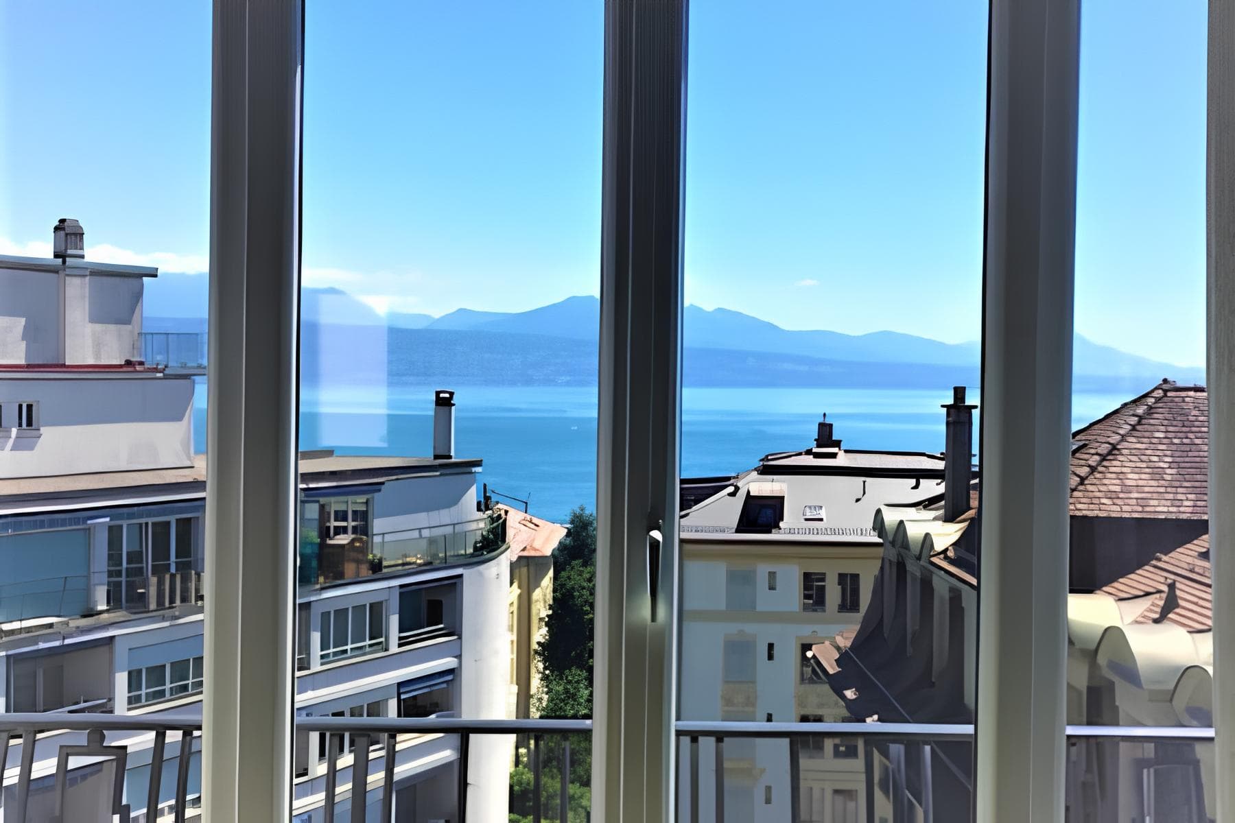 Bright, spacious city-centre apartment with lake view