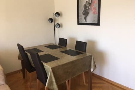 Bright, spacious city-centre apartment with lake view
